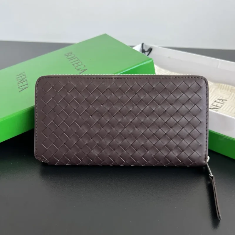 New BV wallet in fine weave, reddish-brown. Dimensions: 19 x 10 x 26