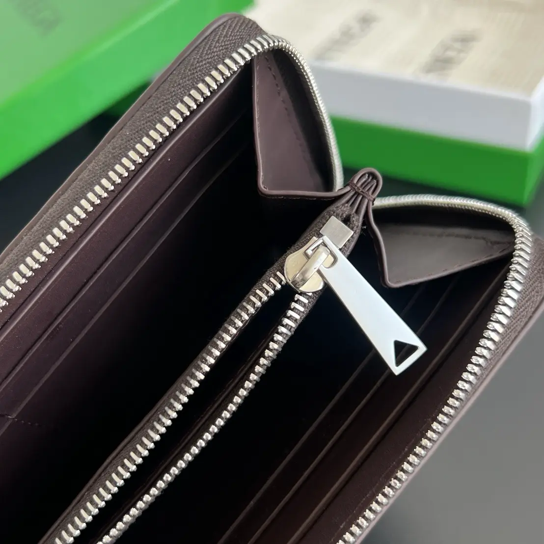 New BV wallet in fine weave, reddish-brown. Dimensions: 19 x 10 x 27