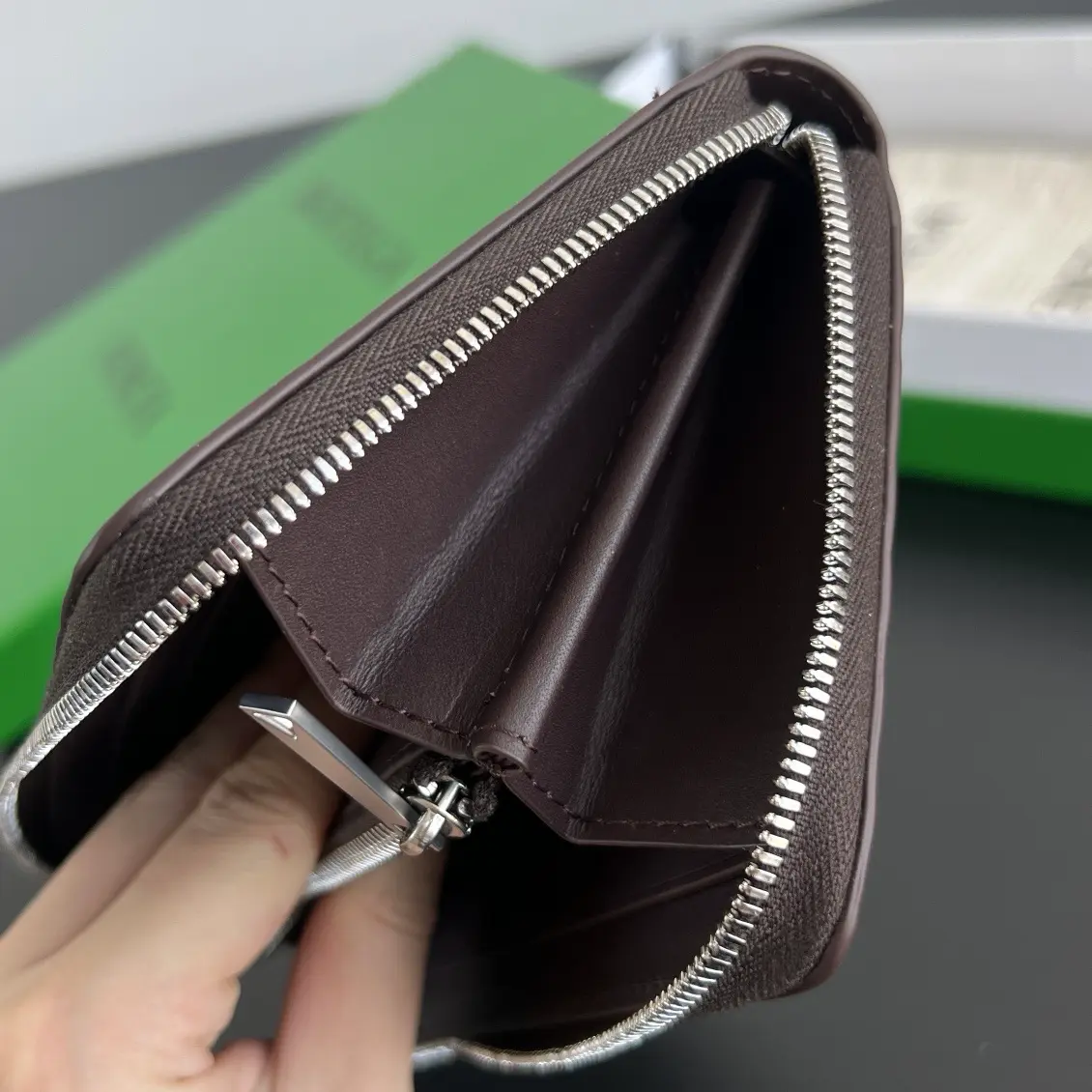 New BV wallet in fine weave, reddish-brown. Dimensions: 19 x 10 x 28