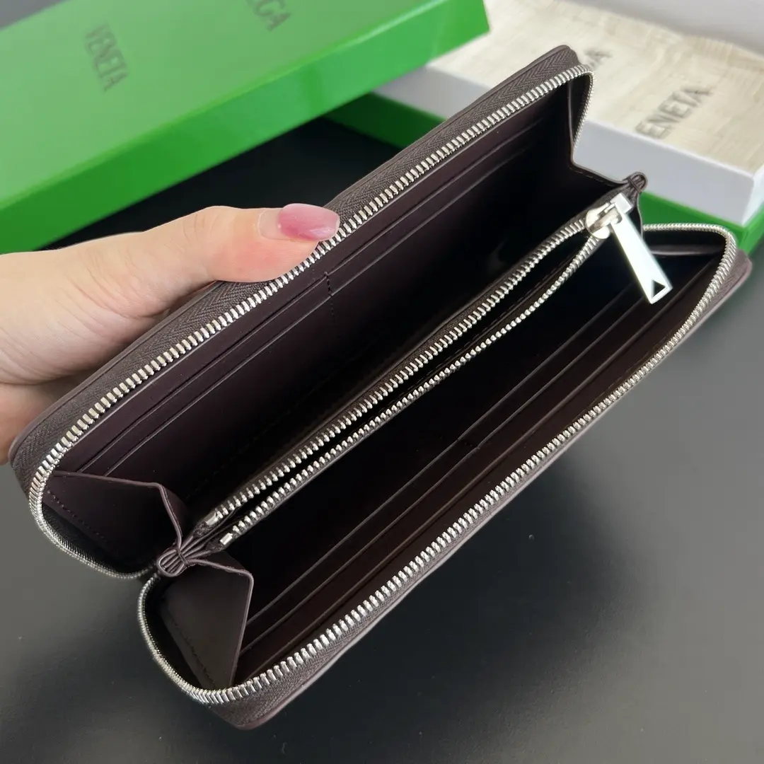 New BV wallet in fine weave, reddish-brown. Dimensions: 19 x 10 x 29