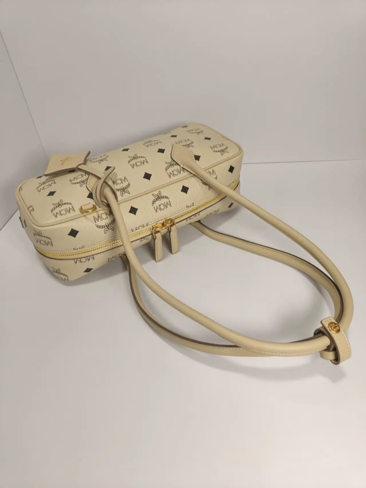 Off-white small sausage bag dimensions: 27*12cm7