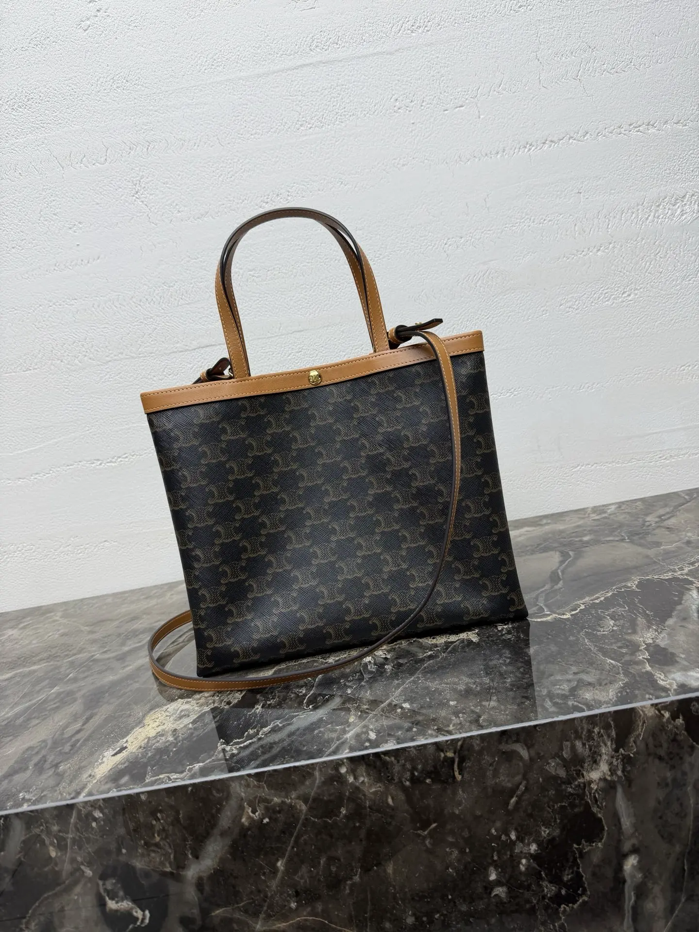 SQUARE CABAS Small Logo Print Handbag Dimensions: (26 x 23 x 8.5 cm) SQUARE CABAS Small Logo Print Handbag Dimensions: (26 x 23 x 8.5 cm)