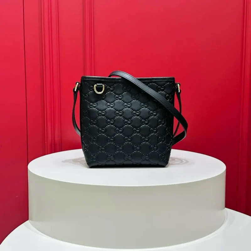 Slim bucket bag, black. Size: 14.5-18-8cm