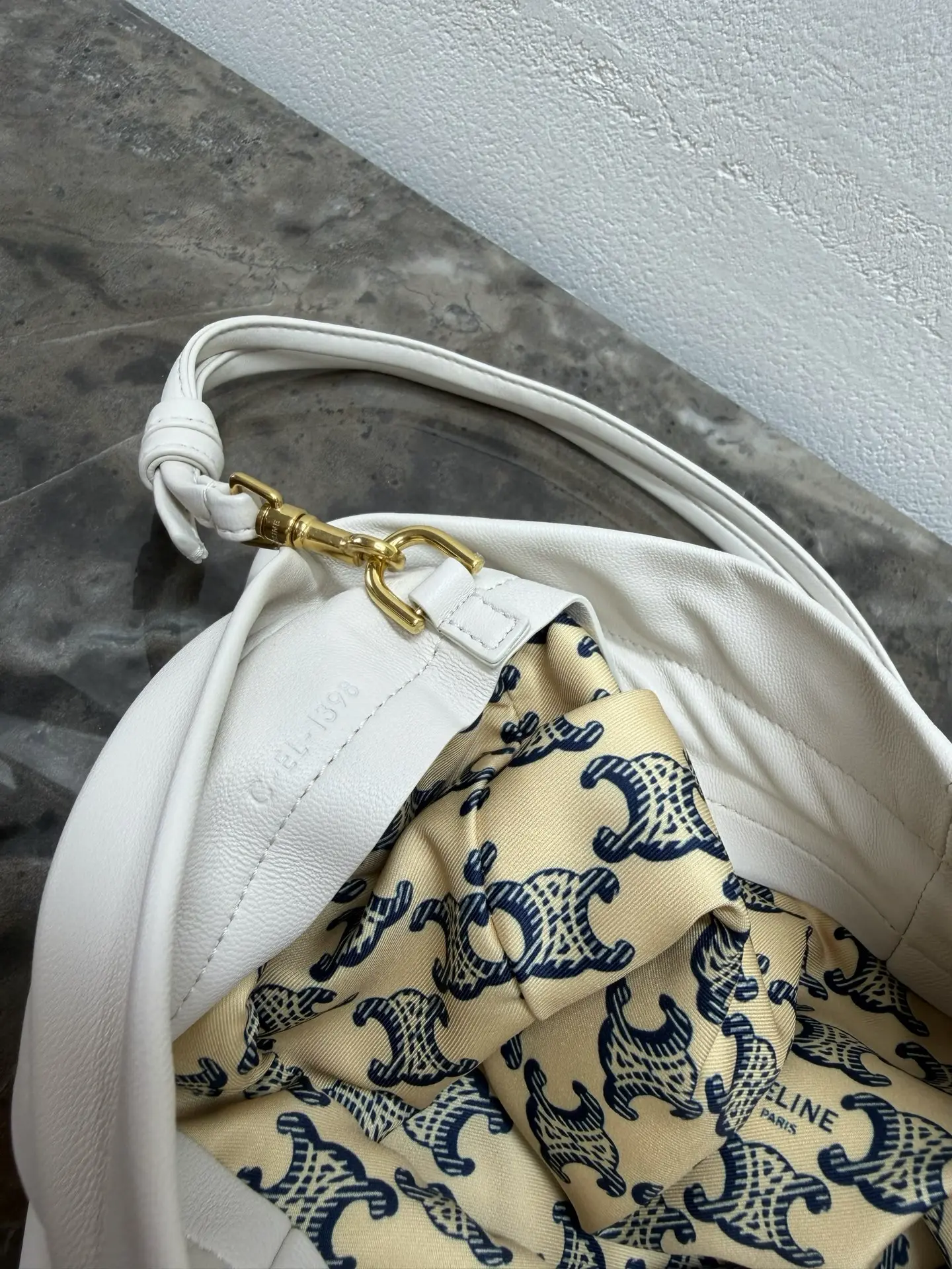 Small Crystal Pouch Handbag, Off-white. Dimensions: 29 x 32 x 0.5 cm4