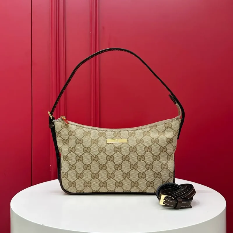 Small monogram shoulder bag. Dimensions: 22-14-5.5cm8