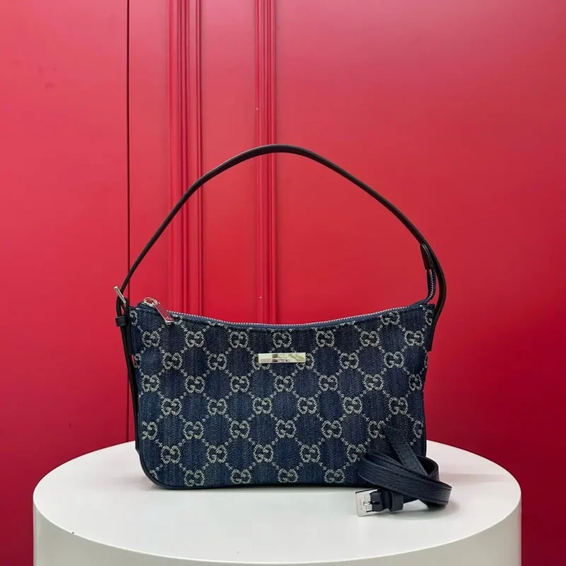 Small shoulder bag, monogrammed, dark blue. Dimensions: 22-14-5.5cm