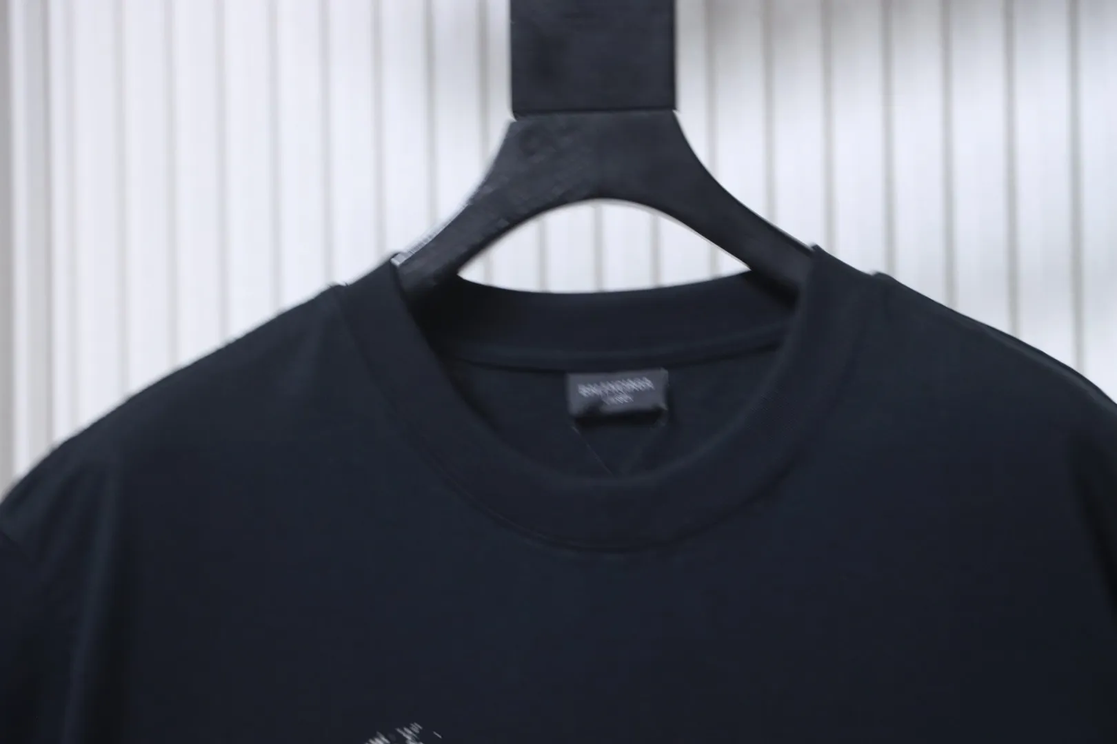 T-Shirt mit HBO Rose-Bottle-Stickerei - Collar