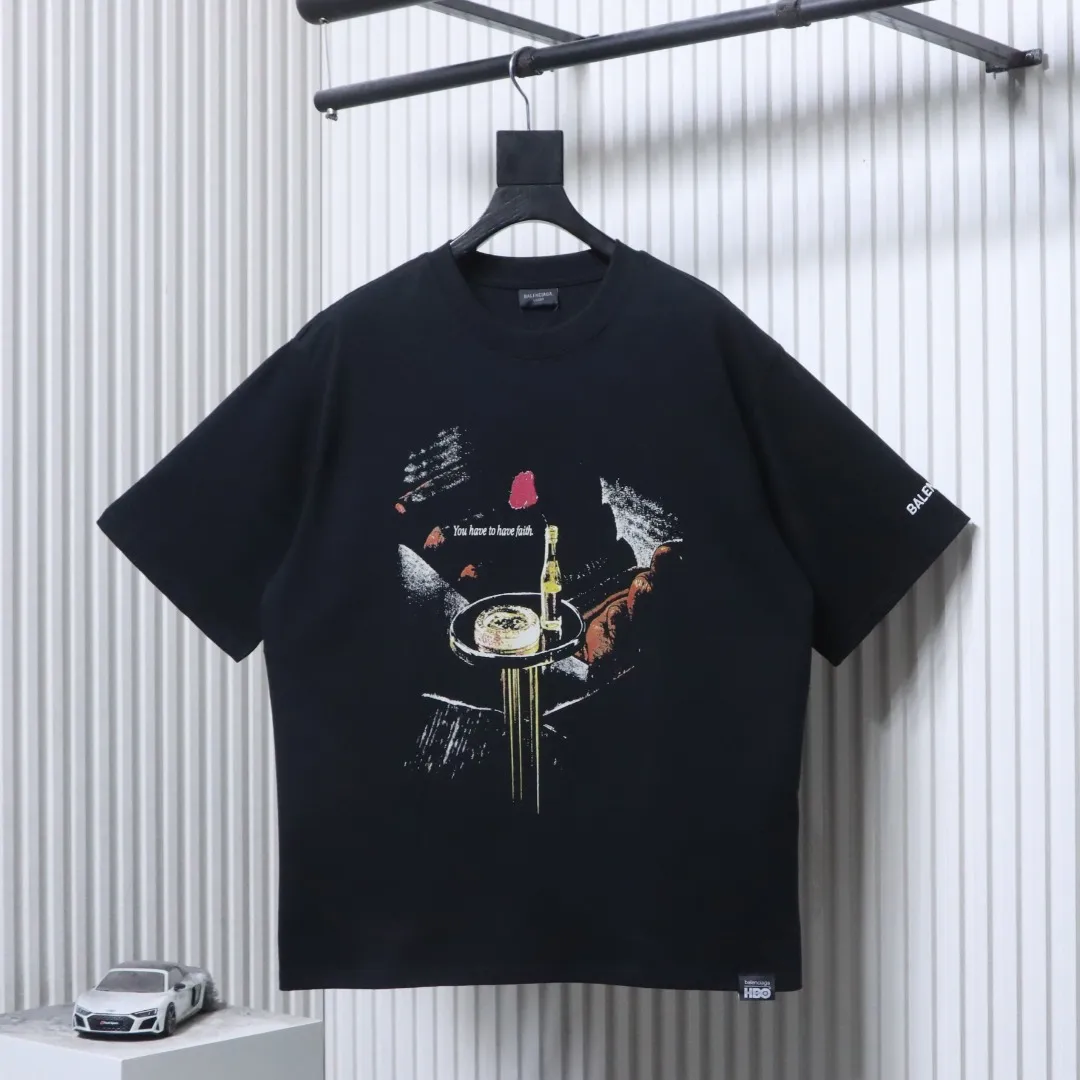 T-Shirt mit HBO Rose-Bottle-Stickerei - Front View