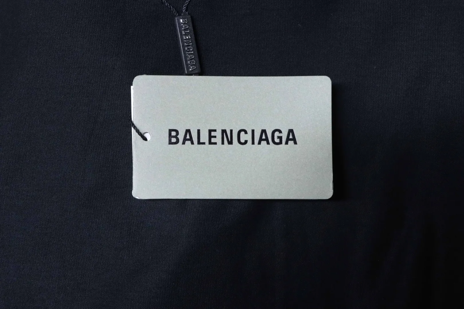 T-Shirt mit HBO Rose-Bottle-Stickerei - Hangtag