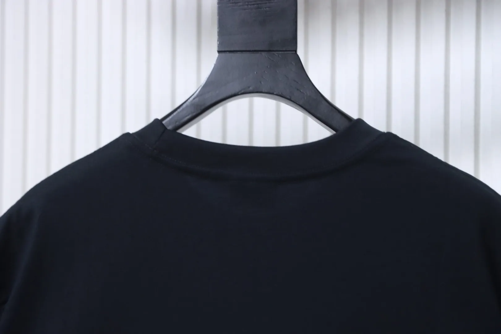 T-Shirt mit HBO Rose-Bottle-Stickerei - Rear Collar