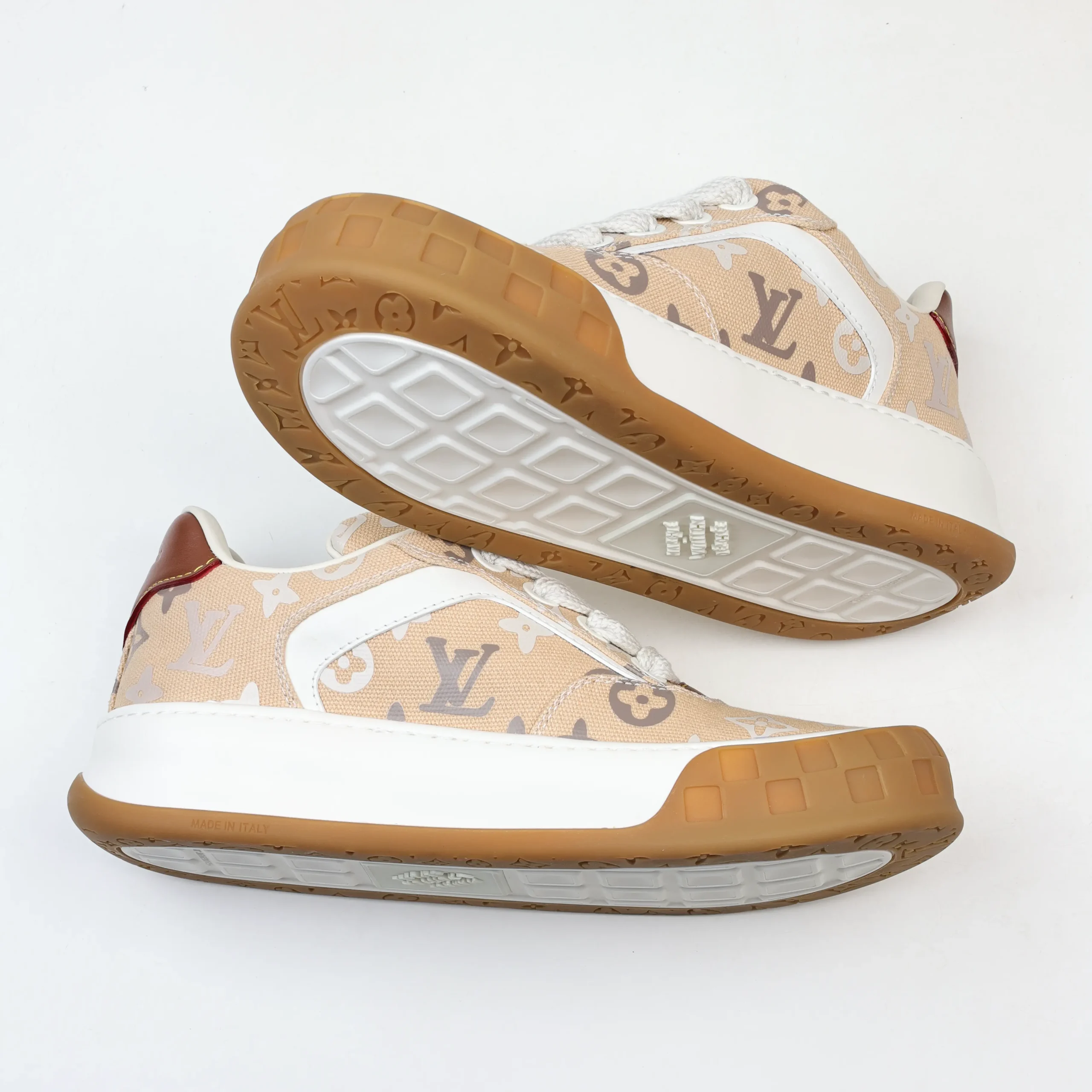 Tilted Biscuit Schuhe – Milchtee-Farbverlauf-Monogramm-Stil1