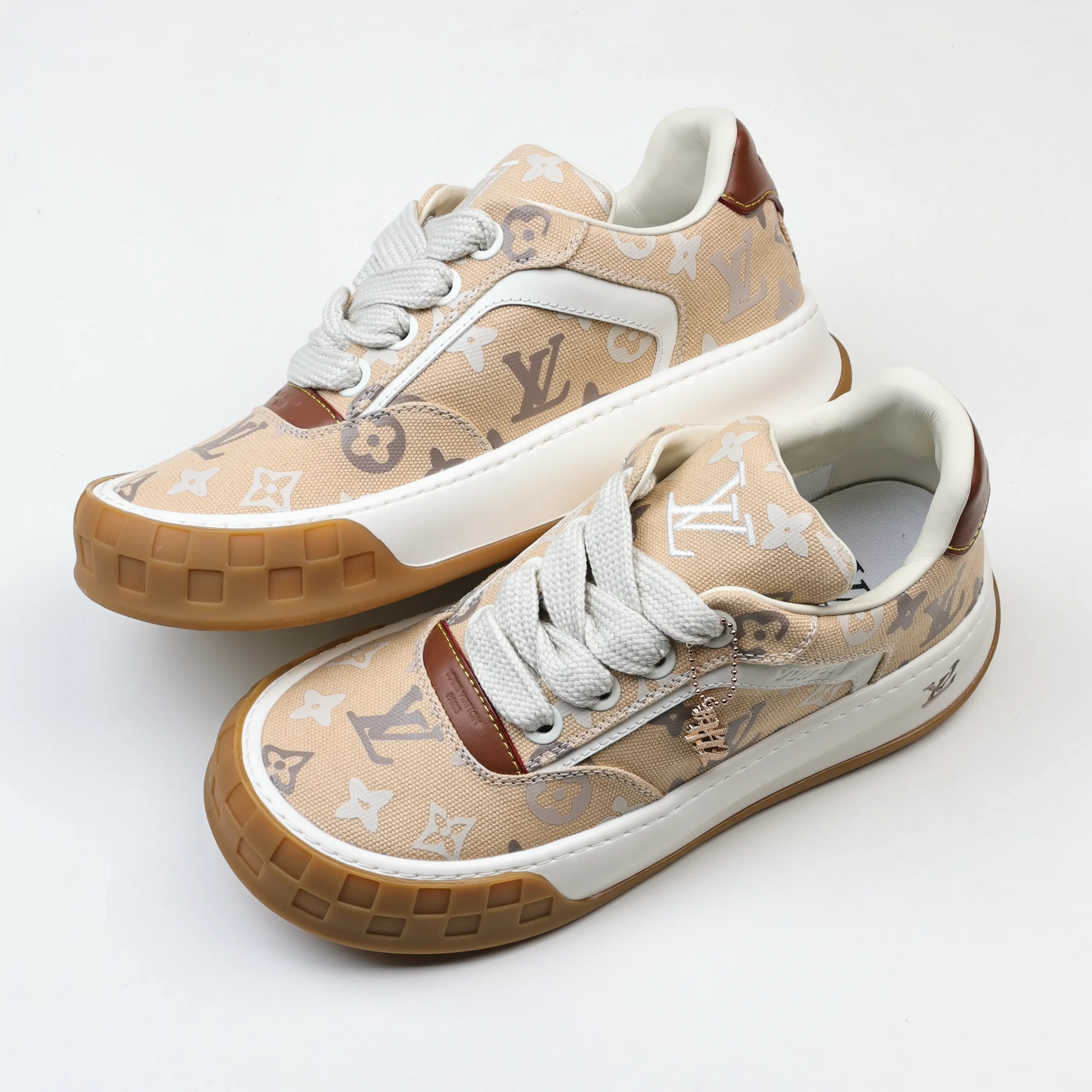 Tilted Biscuit Schuhe – Milchtee-Farbverlauf-Monogramm-Stil11