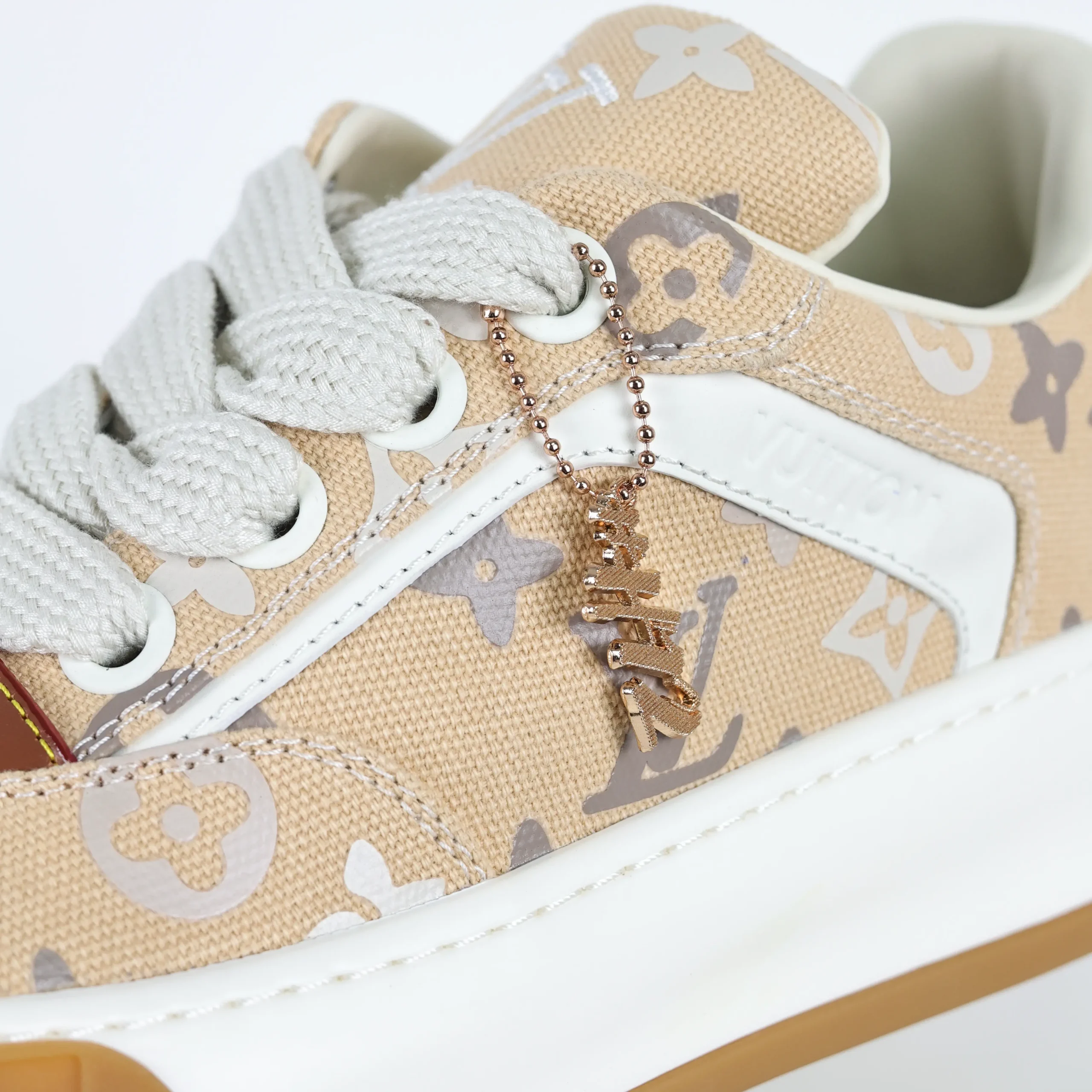 Tilted Biscuit Schuhe – Milchtee-Farbverlauf-Monogramm-Stil2