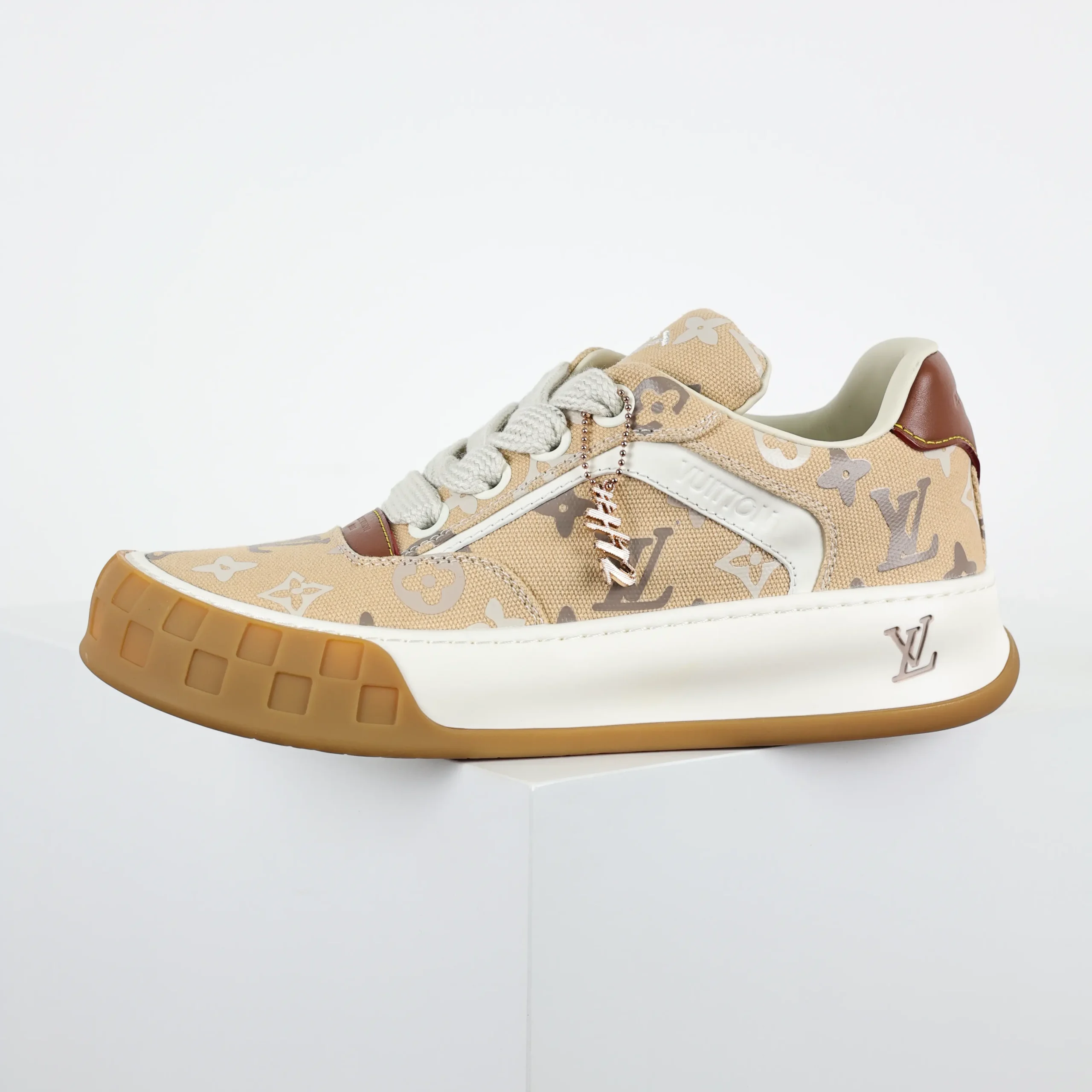 Tilted Biscuit Schuhe – Milchtee-Farbverlauf-Monogramm-Stil3