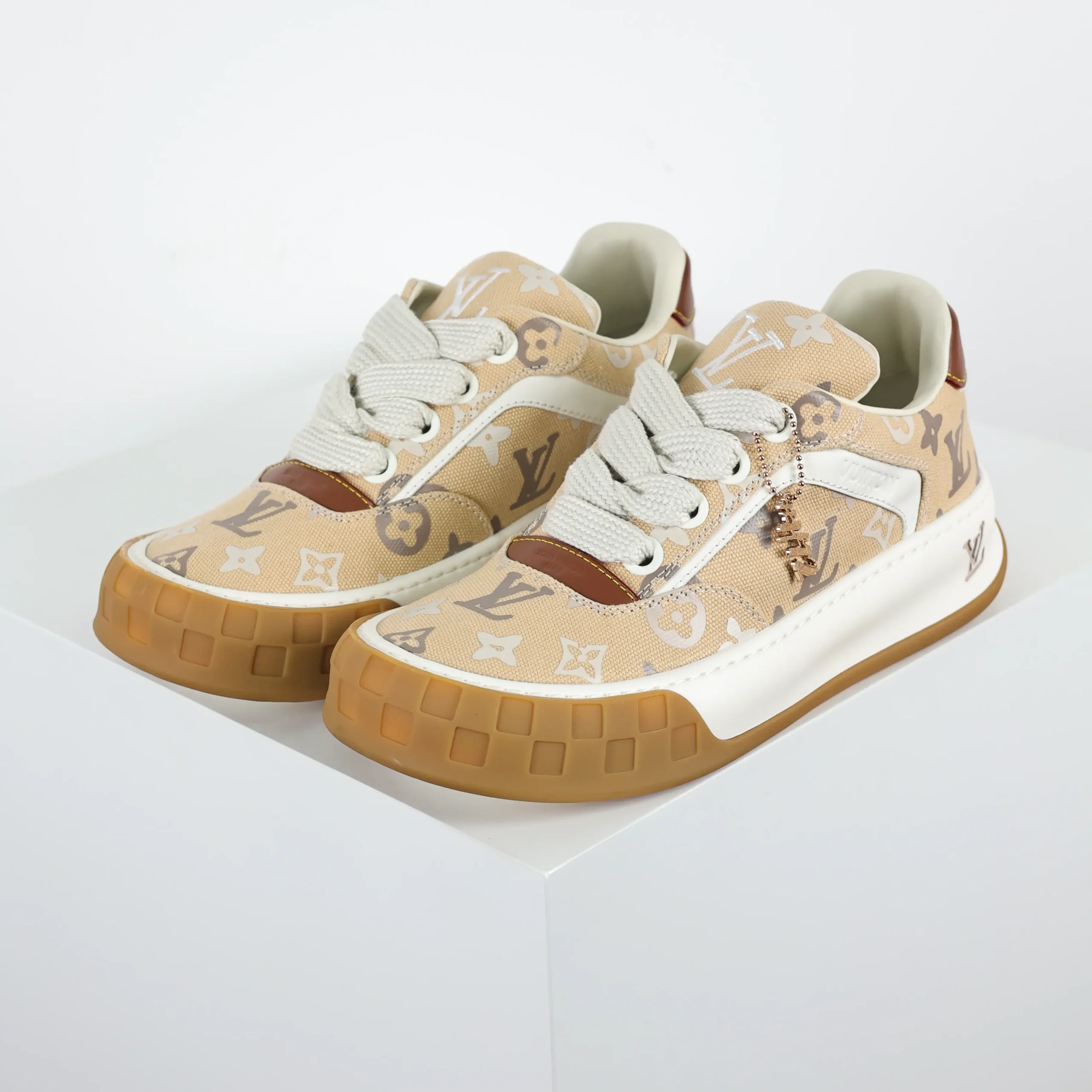 Tilted Biscuit Schuhe – Milchtee-Farbverlauf-Monogramm-Stil5