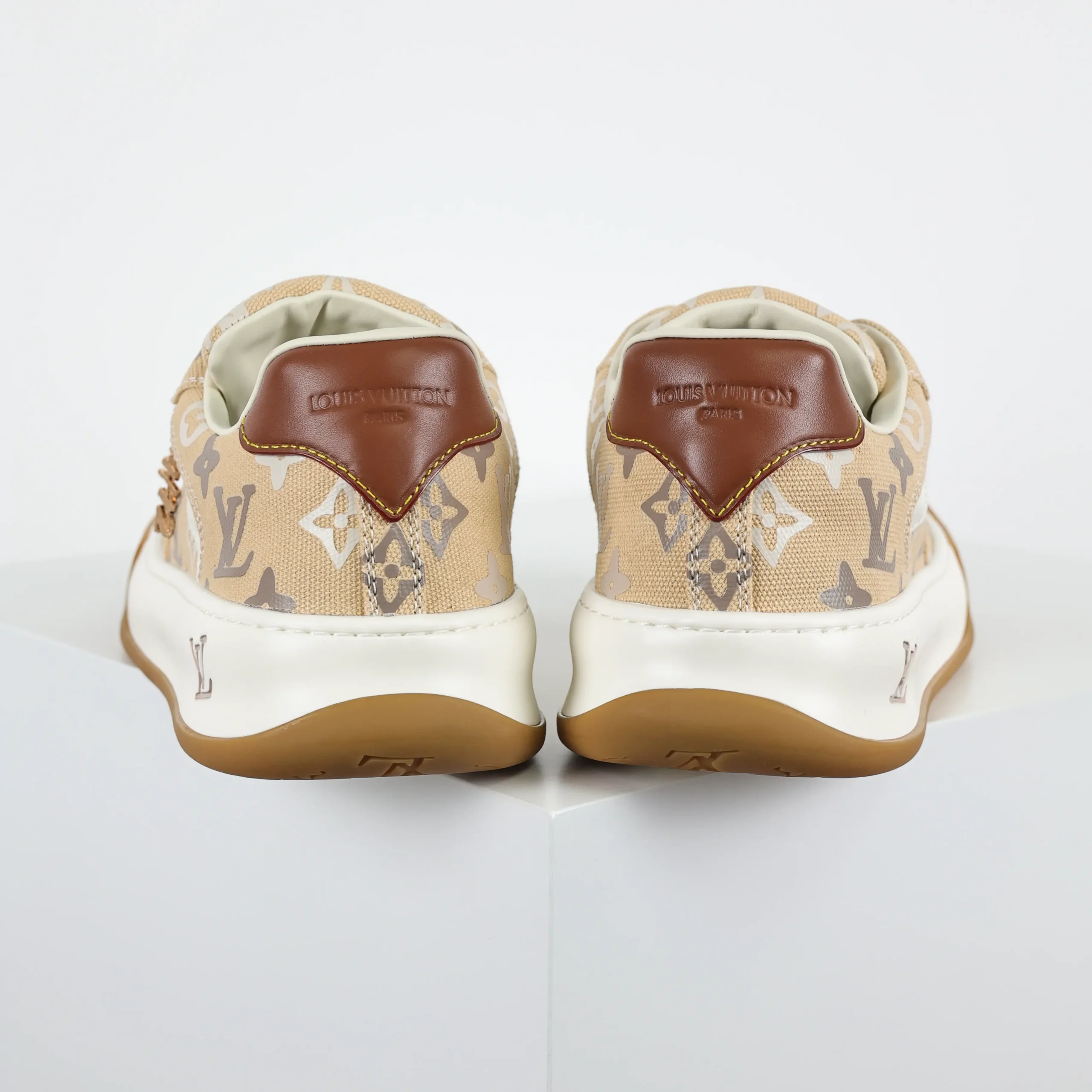 Tilted Biscuit Schuhe – Milchtee-Farbverlauf-Monogramm-Stil8