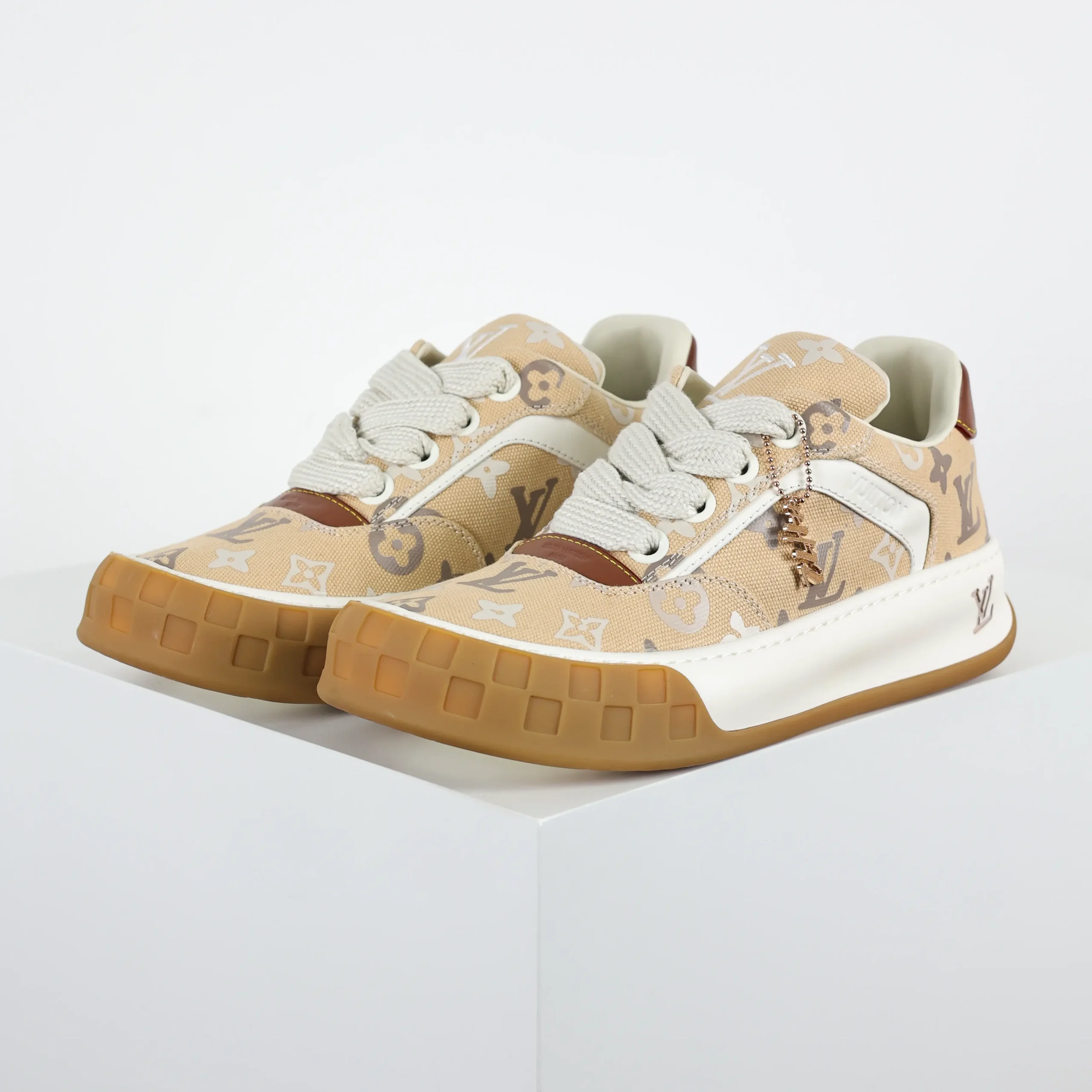 Tilted Biscuit Schuhe – Milchtee-Farbverlauf-Monogramm-Stil9